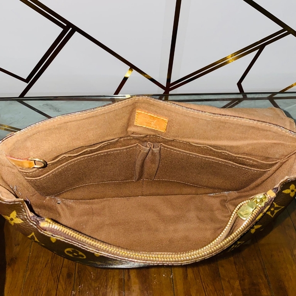 SOLD!!Authentic LV messenger monogram - Picture 5 of 11